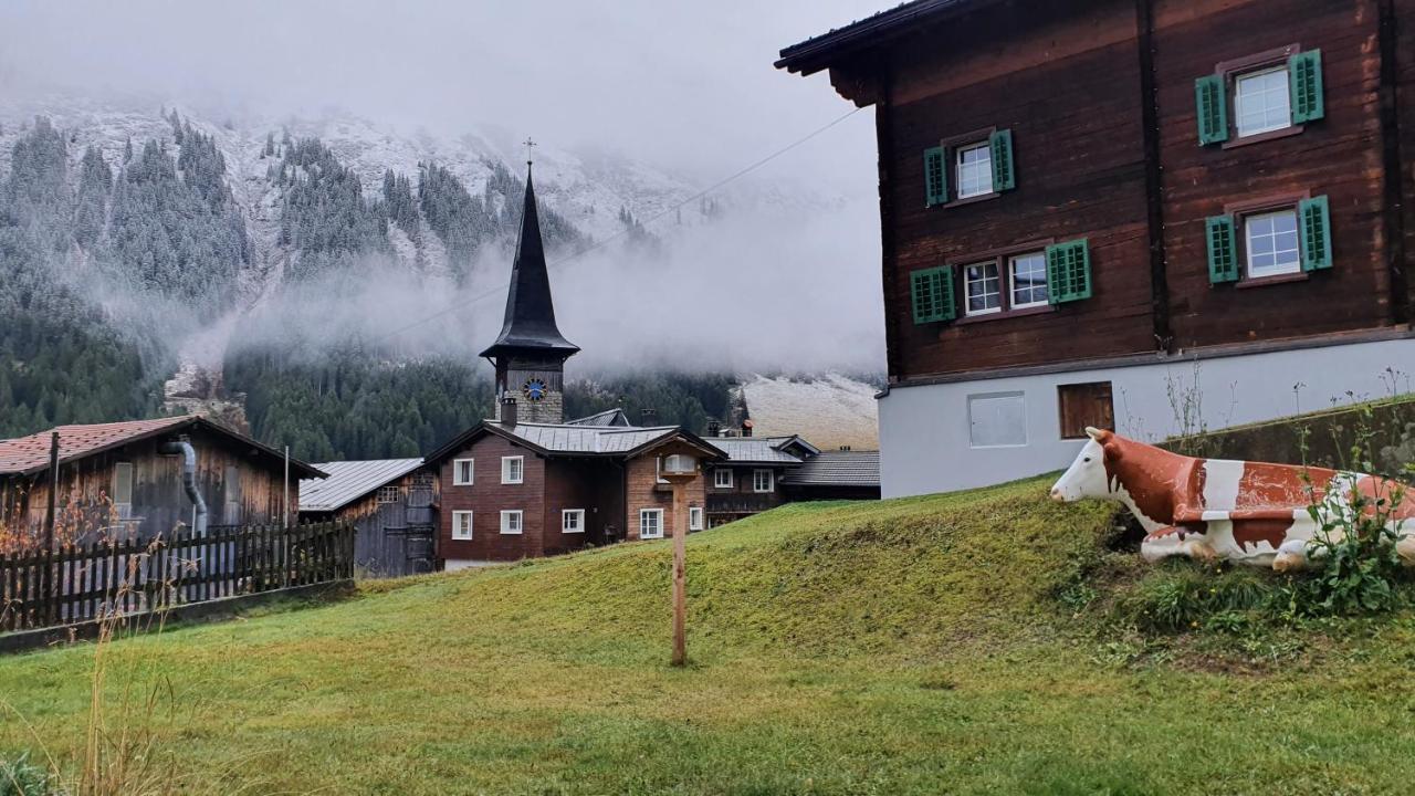 Yeti Lodge Tujetsch Bagian luar foto