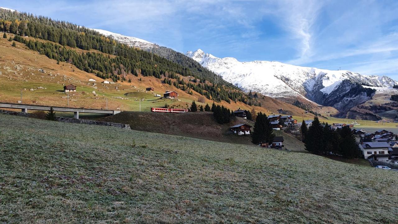 Yeti Lodge Tujetsch Bagian luar foto
