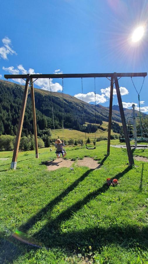 Yeti Lodge Tujetsch Bagian luar foto