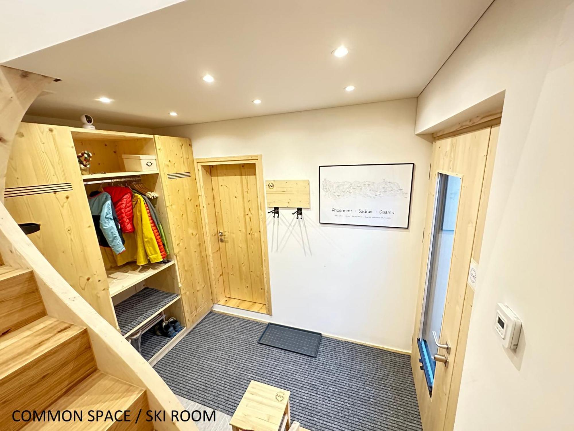 Yeti Lodge Tujetsch Ruang foto