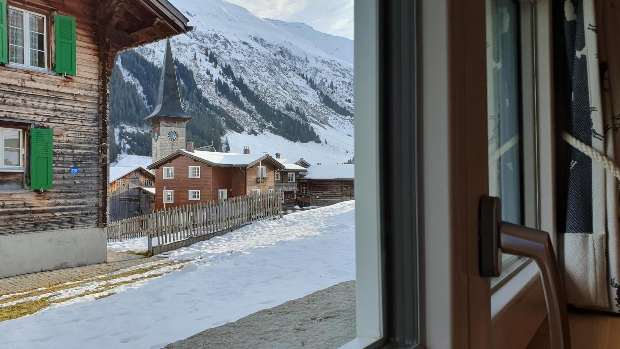 Yeti Lodge Tujetsch Ruang foto