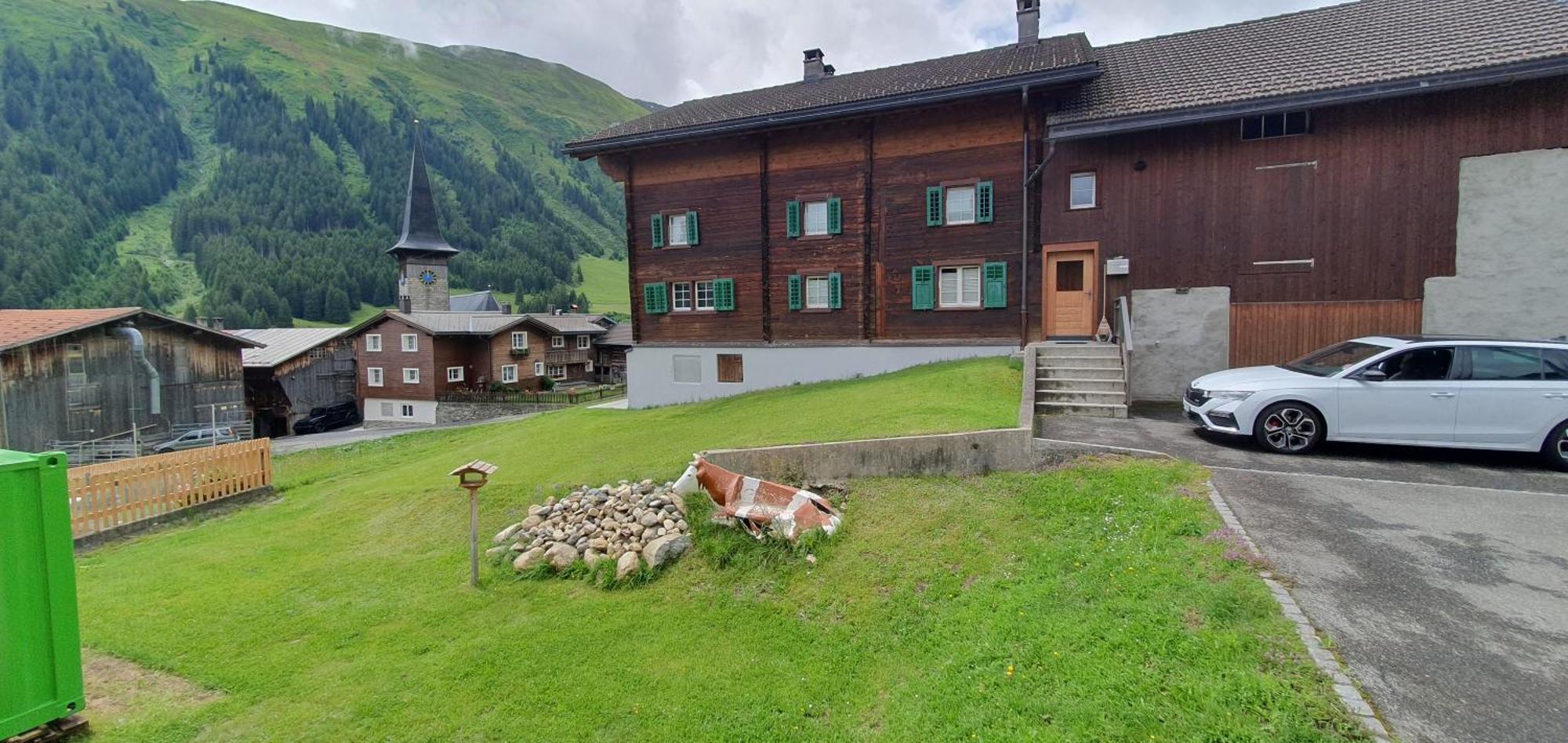 Yeti Lodge Tujetsch Bagian luar foto